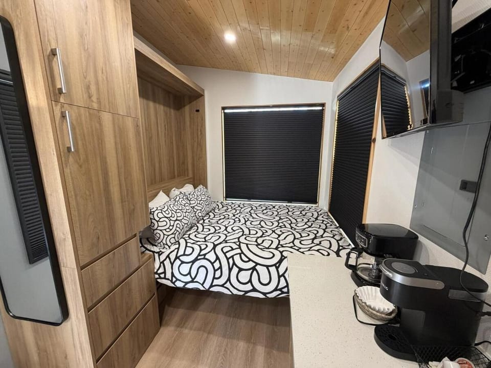 Bed, TV and multimedia, Coffee/tea facilities, Kitchen or kitchenette, Bedroom, Mountain view, wardrobe