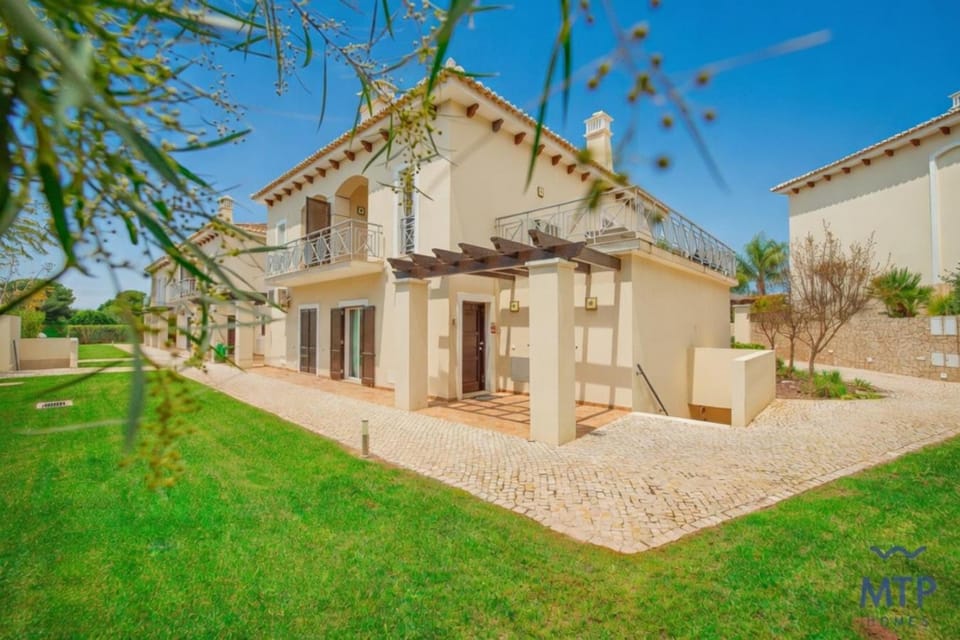 Vila Cascata by MTPhomes House in Olhos de Água