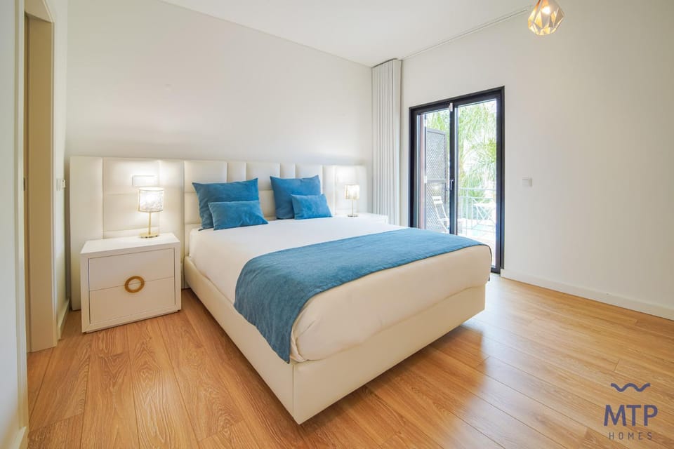 Vila Cascata by MTPhomes House in Olhos de Água