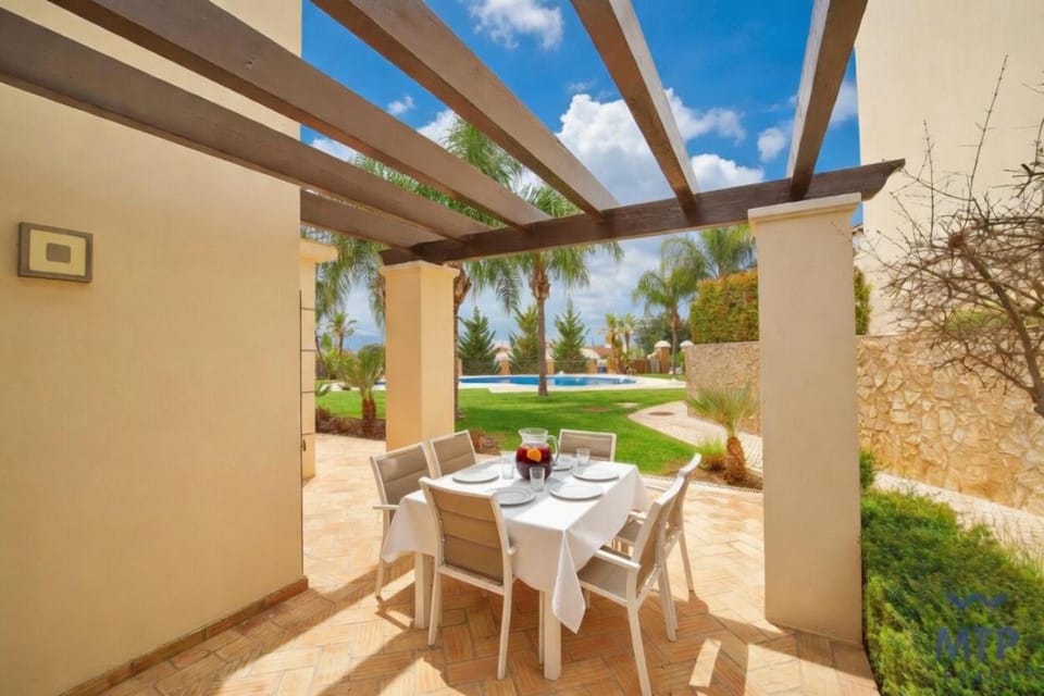 Vila Cascata by MTPhomes House in Olhos de Água