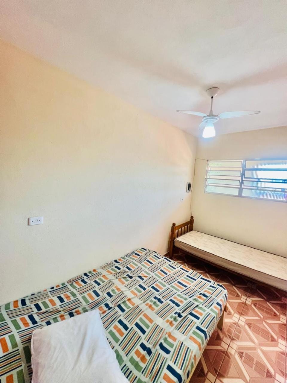 Quarto espaçoso em pousada linda com piscina Apartment in Itanhaém