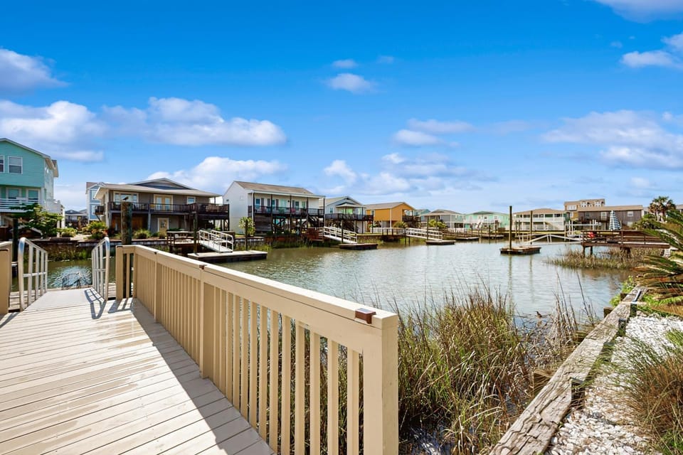 HB297 Holden the Waves - Private Boat and Floating Dock House in Holden Beach