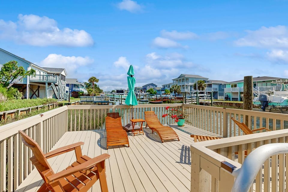 HB297 Holden the Waves - Private Boat and Floating Dock House in Holden Beach