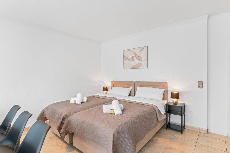 Bed, TV and multimedia, Living room