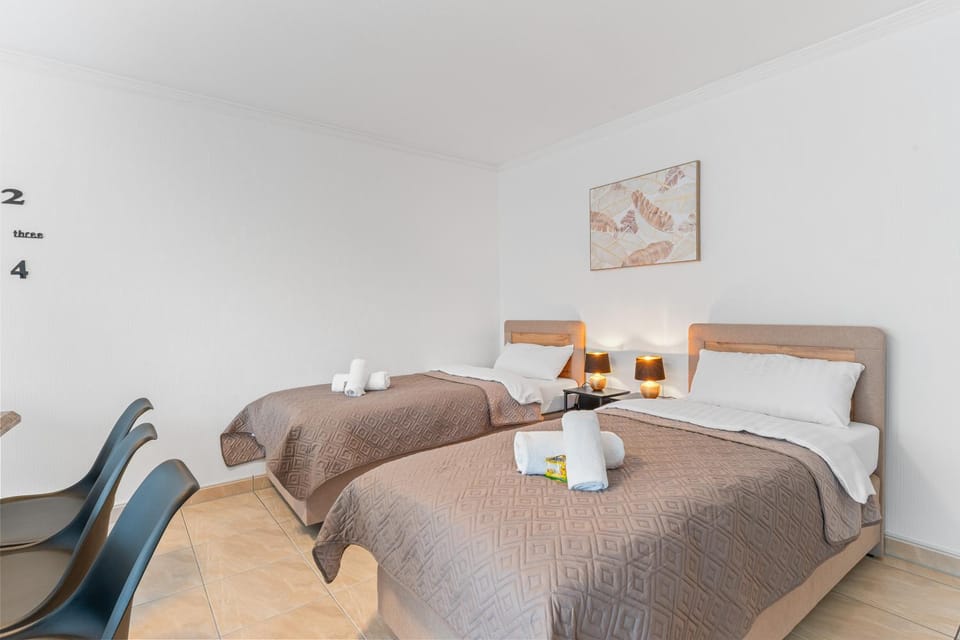 Bed, TV and multimedia, Living room