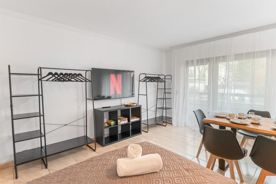 TV and multimedia, Living room, Photo of the whole room, Dining area