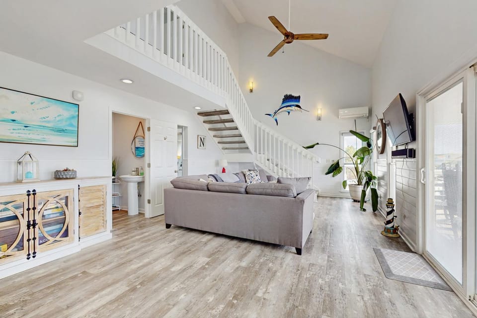 Canal home with hot tub, boat dock House in Holden Beach