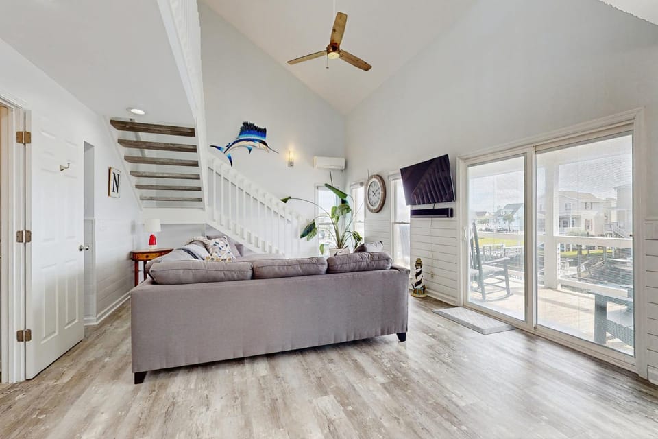 Canal home with hot tub, boat dock House in Holden Beach