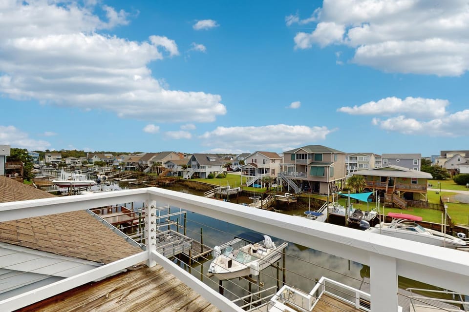 Canal home with hot tub, boat dock House in Holden Beach