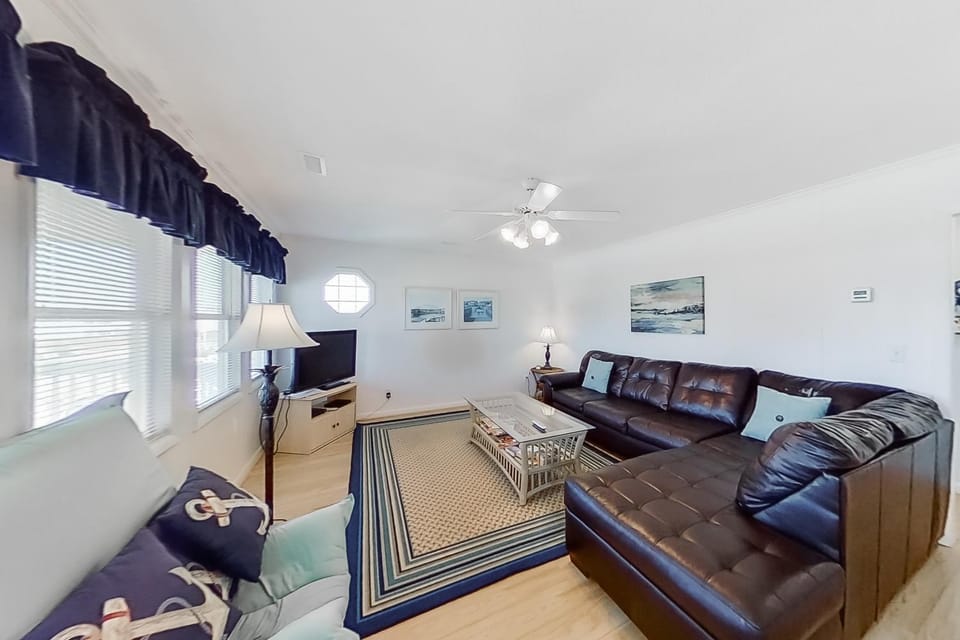 HB50 Captain's Landing House in Holden Beach