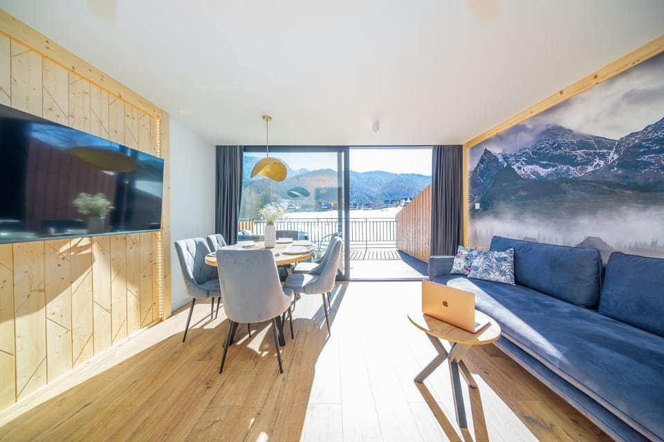 Communal lounge/ TV room, Natural landscape, TV and multimedia, Living room, Seating area, Dining area, Evening entertainment