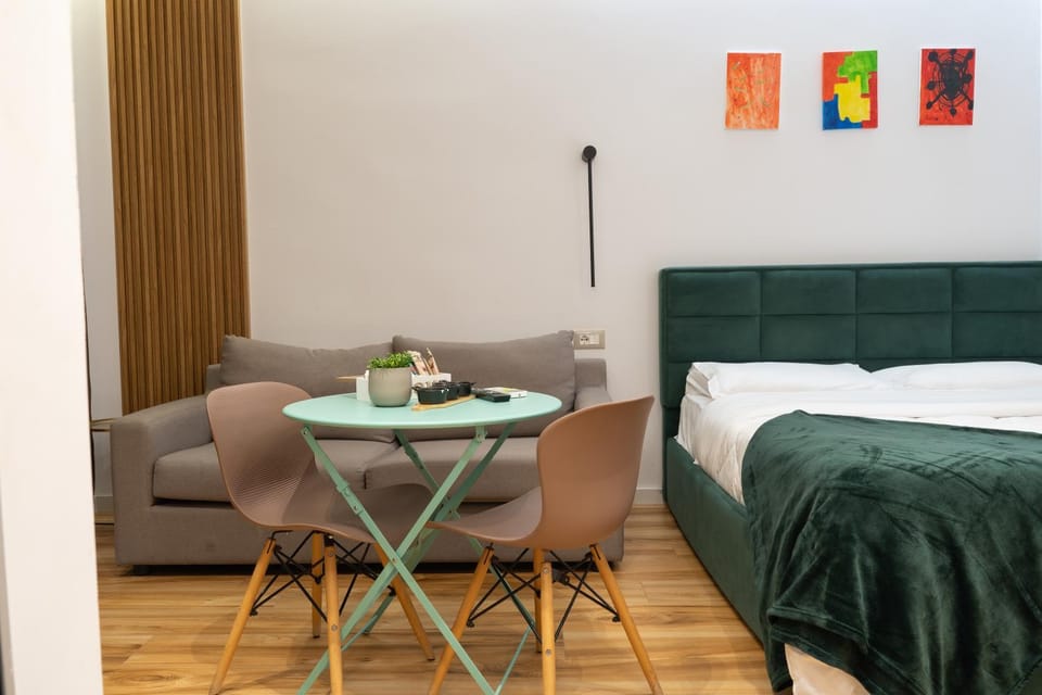 Bed, Dining area