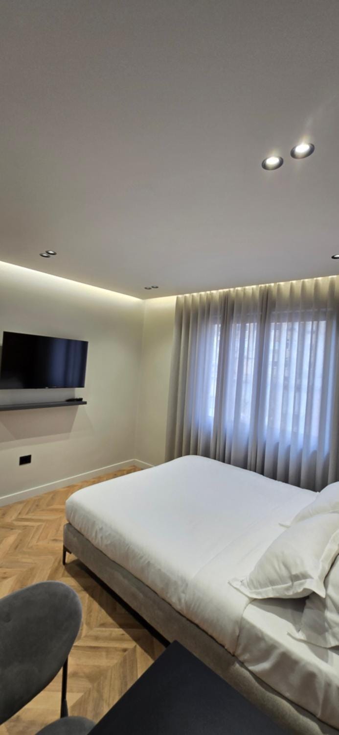 Bed, TV and multimedia, Photo of the whole room, Bedroom