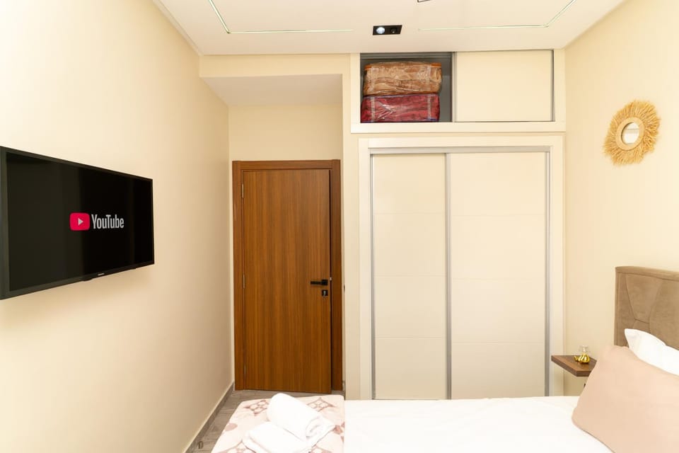 Photo of the whole room, Bedroom, wardrobe