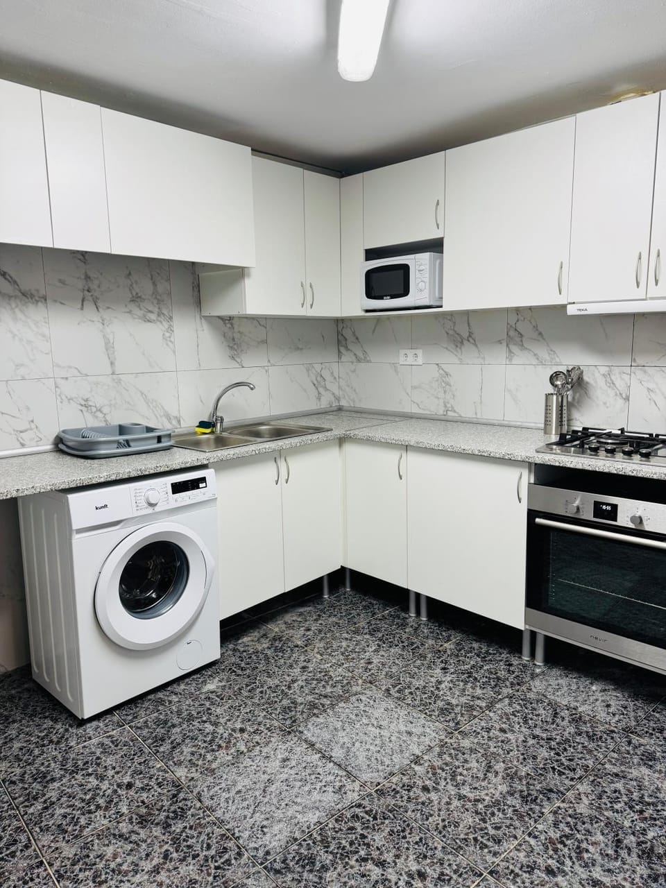 Kitchen or kitchenette, oven, washing machine