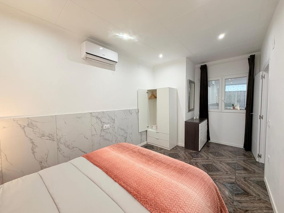 Bed, Photo of the whole room, Bedroom, air conditioner
