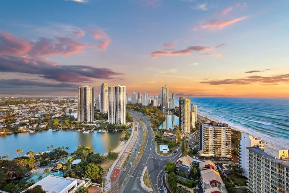 Golden Arcade - Views Games Vibes Apartment in Surfers Paradise Boulevard