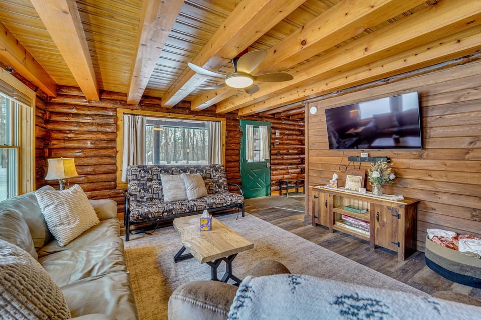 Motorsports, Lake Days & Hikes! Cabin in Waterfall Cabin in Pennsylvania