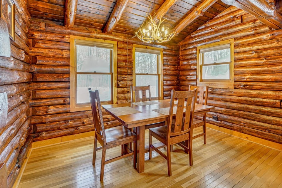 Motorsports, Lake Days & Hikes! Cabin in Waterfall Cabin in Pennsylvania