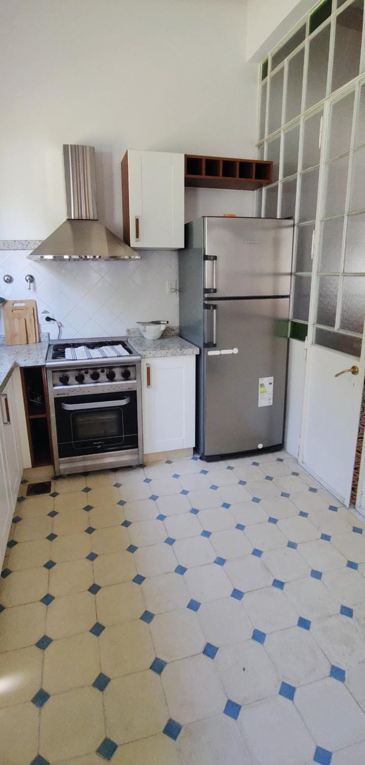 Kitchen or kitchenette, dishwasher, oven