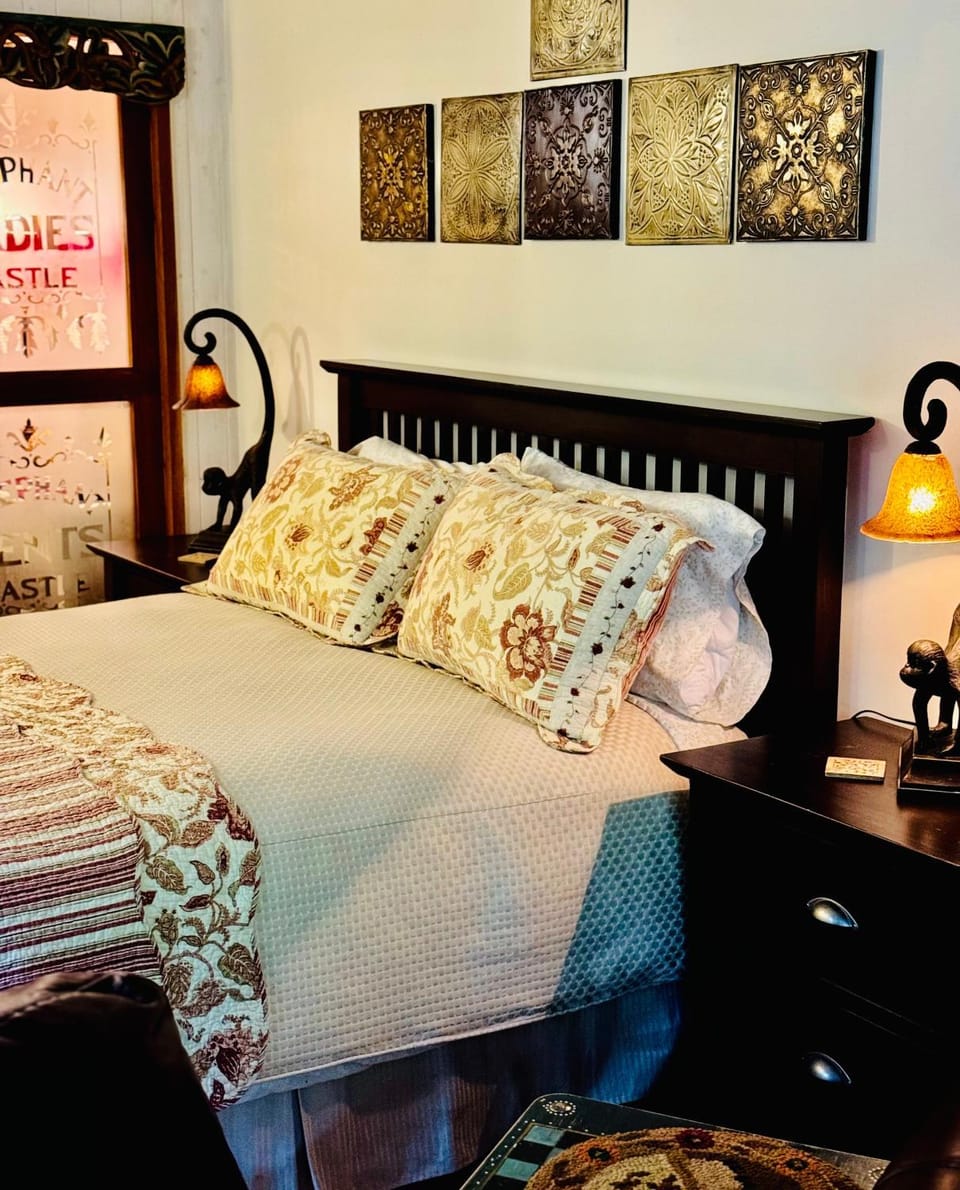 Magnolia Petal Accommodation Bed and Breakfast in Galiano Island