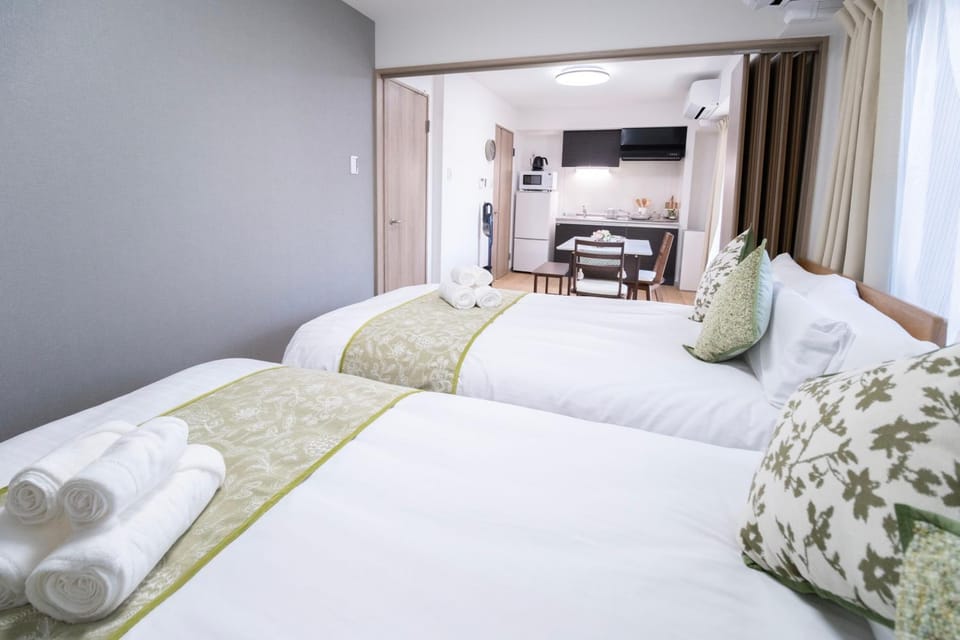 Bed, Living room, Photo of the whole room, Bedroom, towels