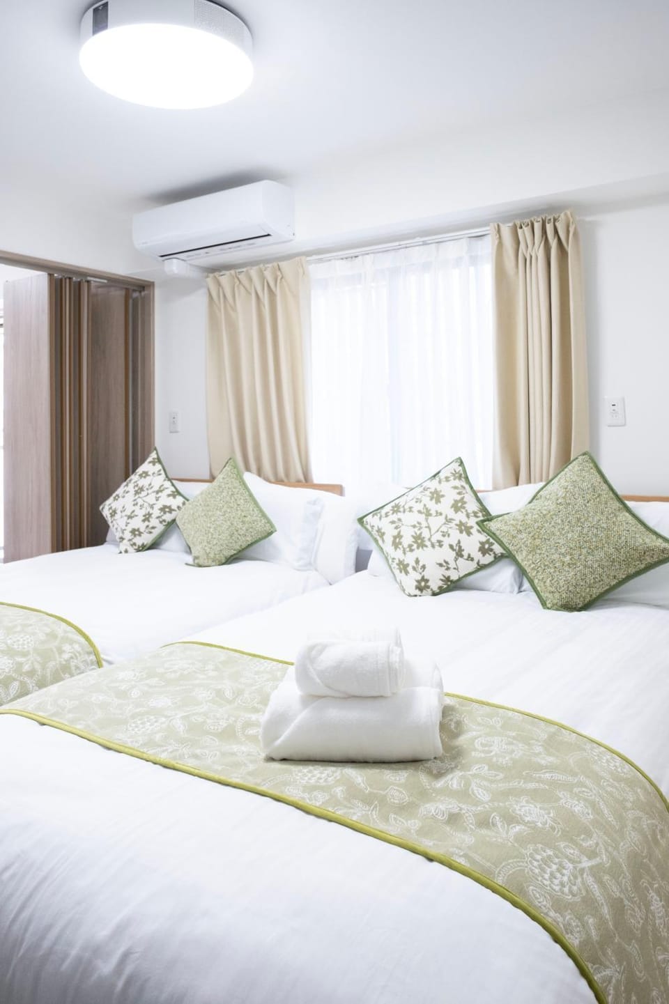 Bed, Photo of the whole room, Bedroom, air conditioner