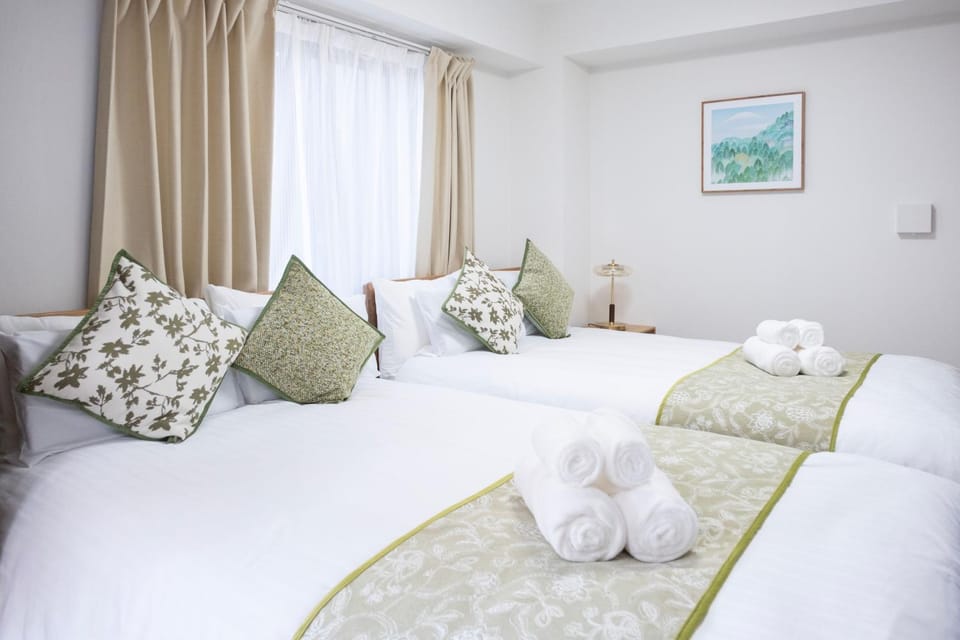 Bed, Bedroom, towels