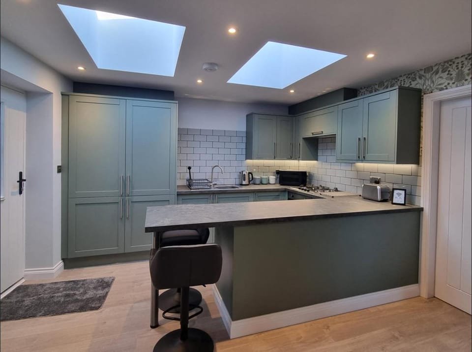 Kitchen or kitchenette, Dining area, stove