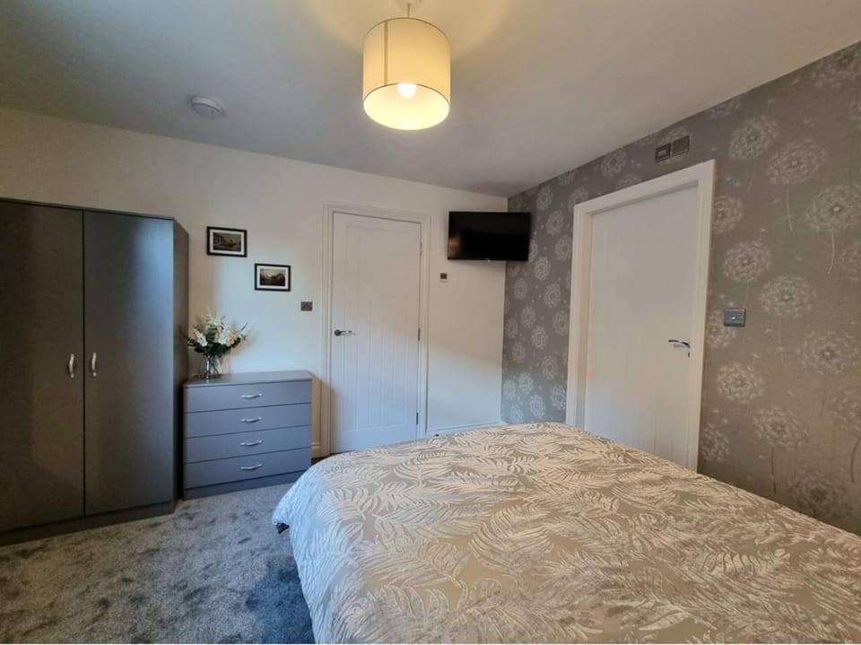 Bed, TV and multimedia, Bedroom, wardrobe