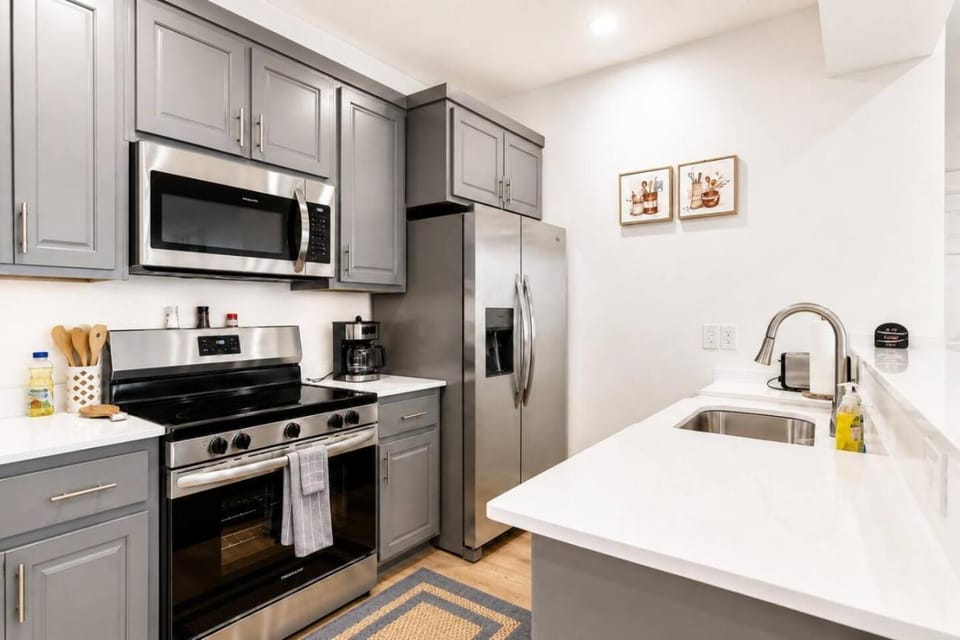 Downtown Escape by Bathhouse Row & Convention Center, Suite 106 Apartment in Hot Springs