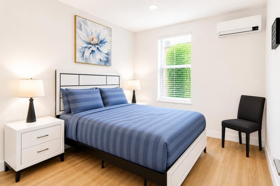 Bed, Photo of the whole room, Bedroom, air conditioner