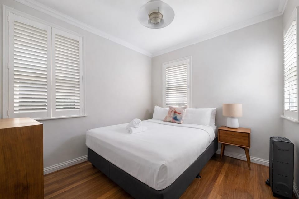 Central Harbour Retreat Steps to Harbour Bridge & CBD Apartment in Sydney