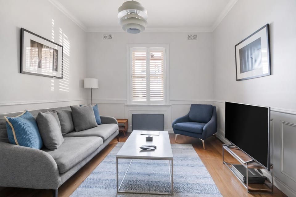 Central Harbour Retreat Steps to Harbour Bridge & CBD Apartment in Sydney
