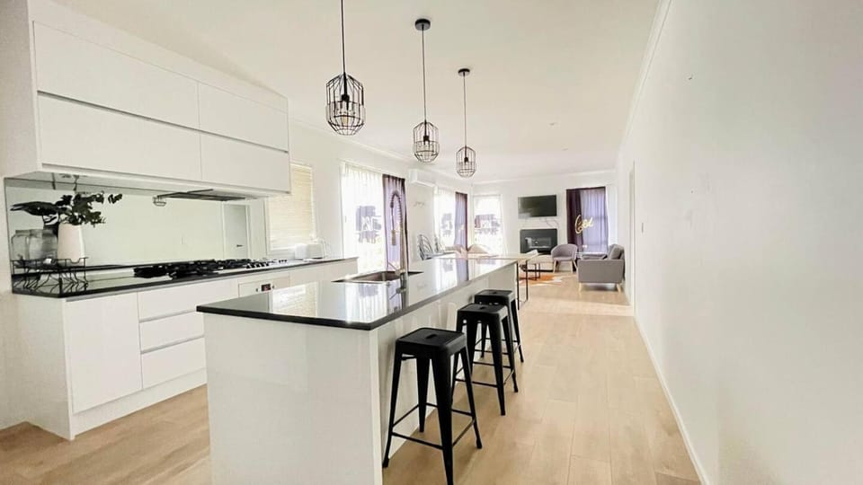 Entire 5Bedroom house close to school,supermarket and shopping center Villa in Hamilton