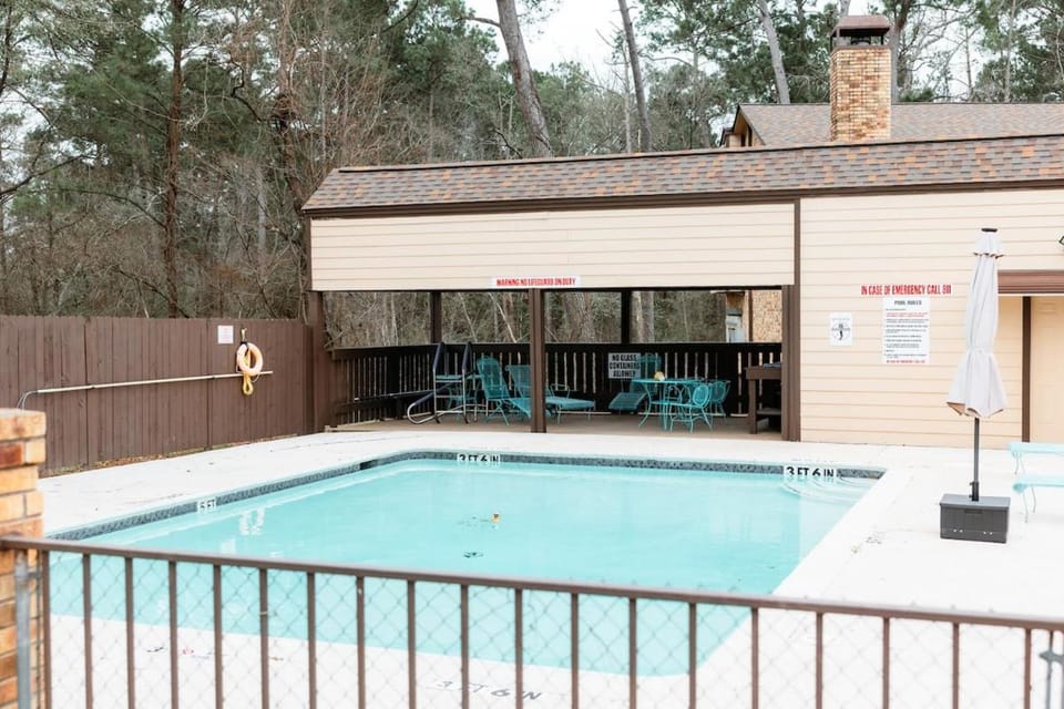 Rest Easy Retreat - 2BR Near SHSU - Pool - WiFi - Free Parking Apartment in Huntsville
