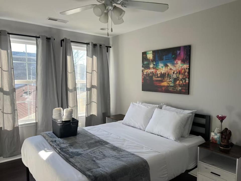 25 Lux Room 2 - 1 Queen Bed, Shared Bathroom - Nonsmoking Bed and Breakfast in Arlington