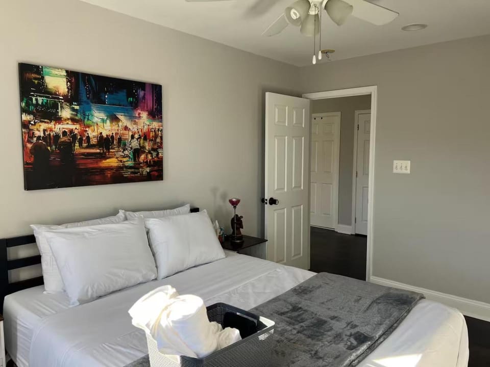 25 Lux Room 2 - 1 Queen Bed, Shared Bathroom - Nonsmoking Bed and Breakfast in Arlington