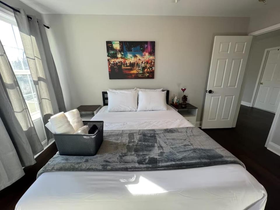 25 Lux Room 2 - 1 Queen Bed, Shared Bathroom - Nonsmoking Bed and Breakfast in Arlington