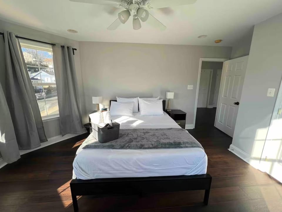 25 Lux Room 3 - 1 Queen Bed, Shared Bathroom - Nonsmoking Bed and Breakfast in Arlington