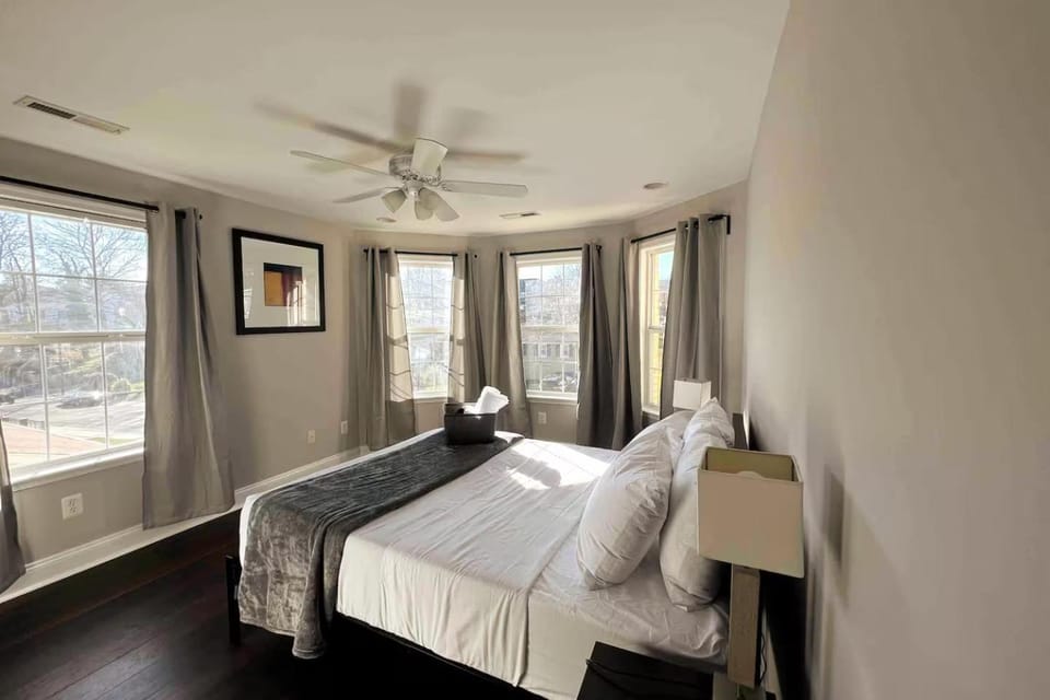 25 Lux Room 3 - 1 Queen Bed, Shared Bathroom - Nonsmoking Bed and Breakfast in Arlington
