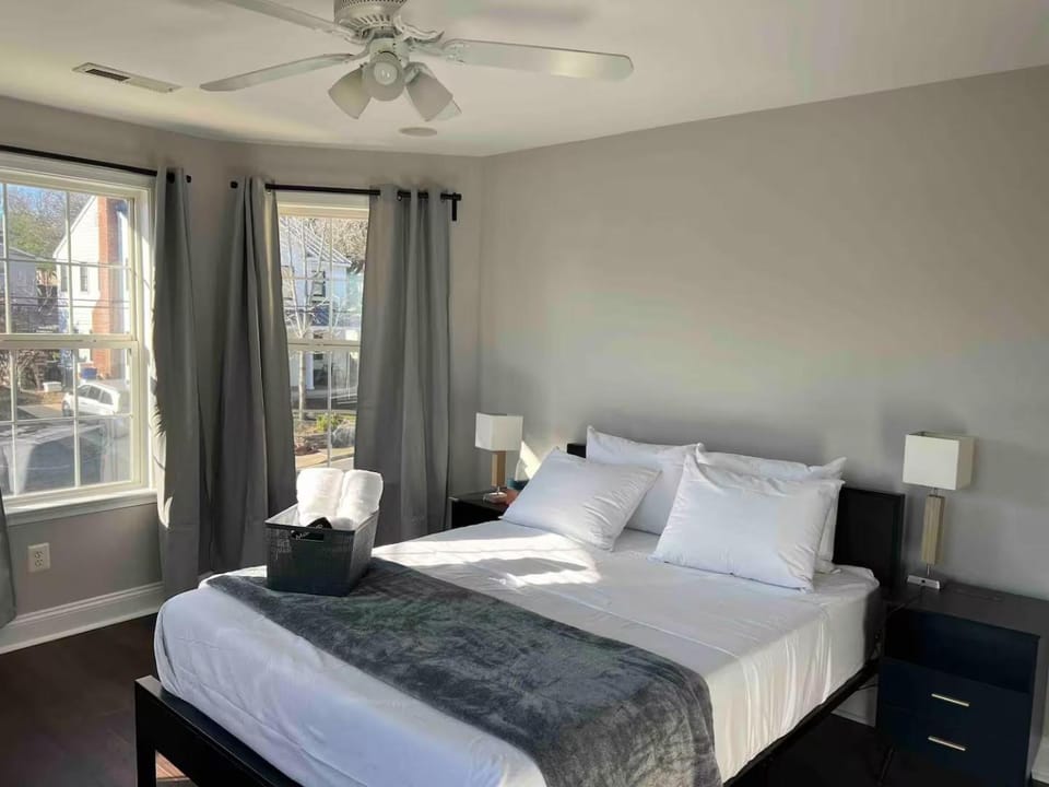25 Lux Room 3 - 1 Queen Bed, Shared Bathroom - Nonsmoking Bed and Breakfast in Arlington