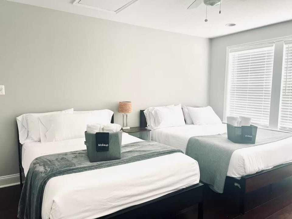 25 Lux Room 4 - 2 Queen Beds, Shared Bathroom - Nonsmoking Bed and Breakfast in Arlington