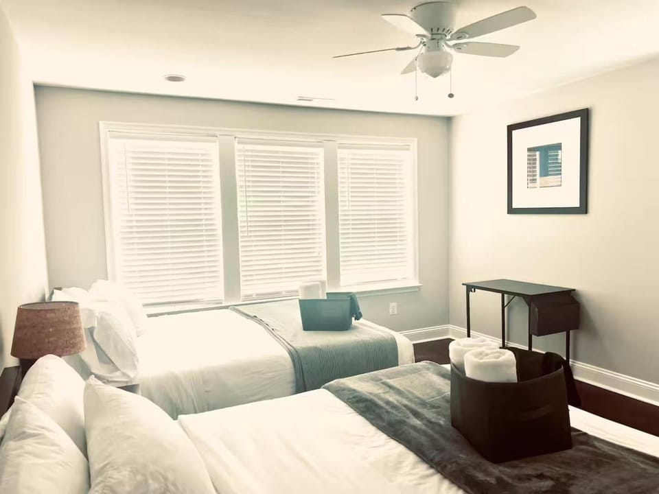 25 Lux Room 4 - 2 Queen Beds, Shared Bathroom - Nonsmoking Bed and Breakfast in Arlington