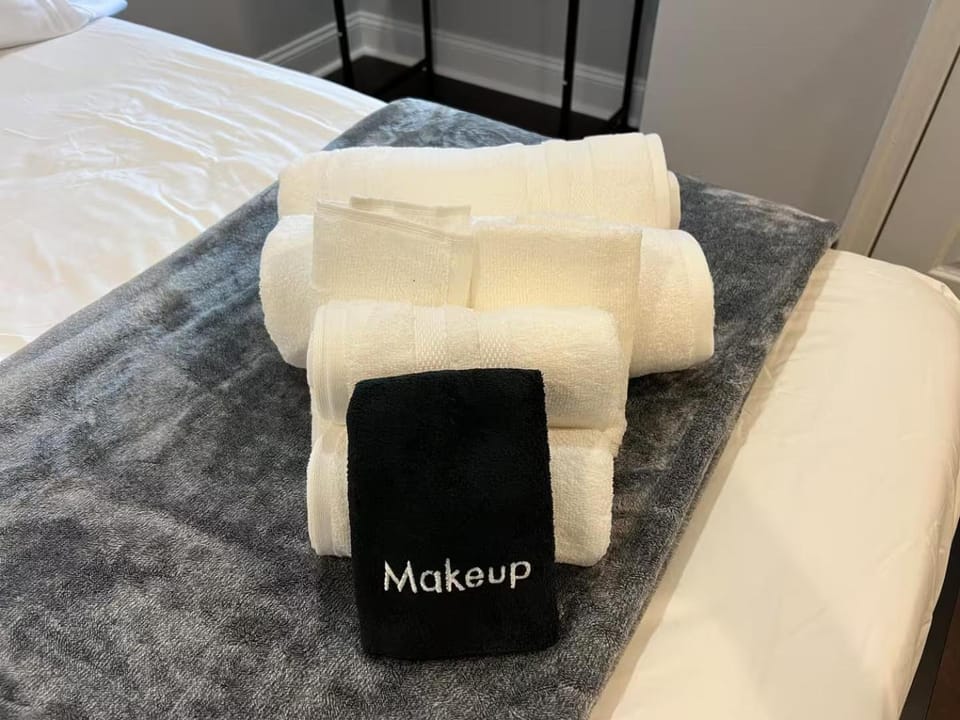 25 Lux Room 5 - 2 Queen Beds, Shared Bathroom - Nonsmoking Bed and Breakfast in Arlington