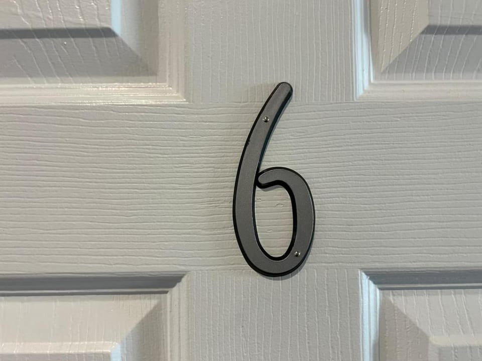 25 Lux Room 6 - 1 Queen Bed, Shared Bathroom - Nonsmoking Bed and Breakfast in Arlington