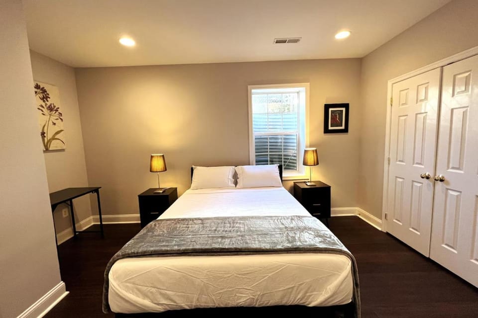 25 Lux Room 6 - 1 Queen Bed, Shared Bathroom - Nonsmoking Bed and Breakfast in Arlington