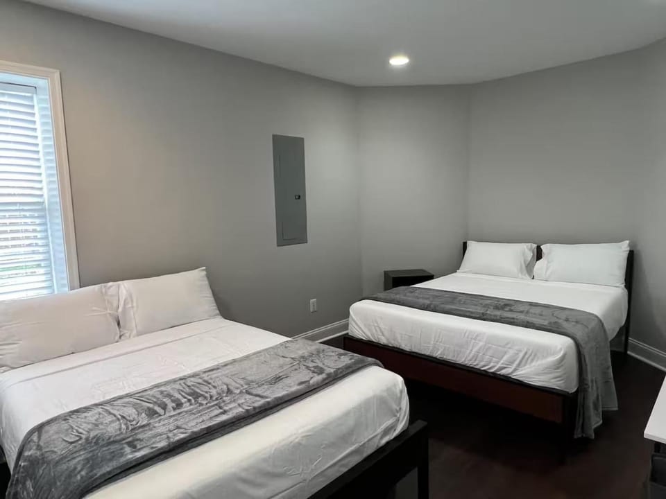 25 Lux Room 7 - 2 Queen Beds, Shared Bathroom - Nonsmoking Bed and Breakfast in Arlington