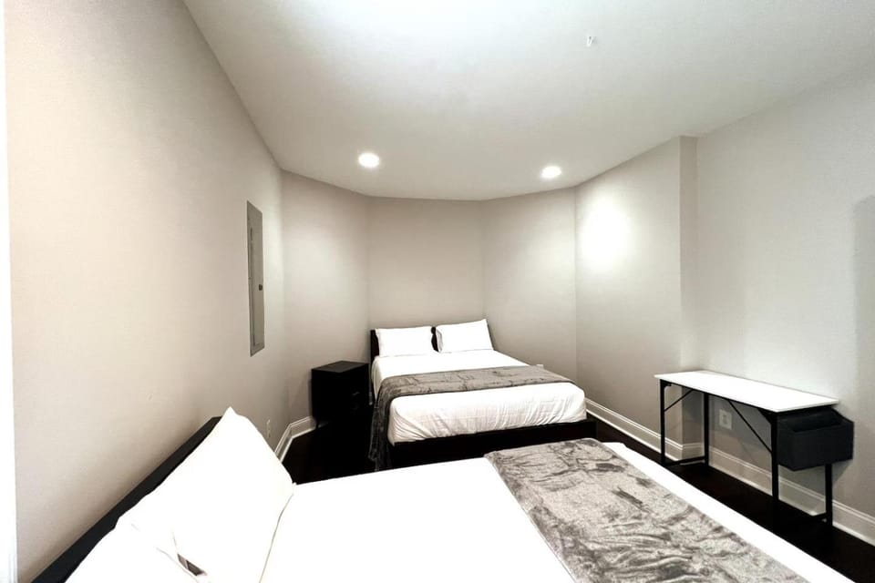 25 Lux Room 7 - 2 Queen Beds, Shared Bathroom - Nonsmoking Bed and Breakfast in Arlington
