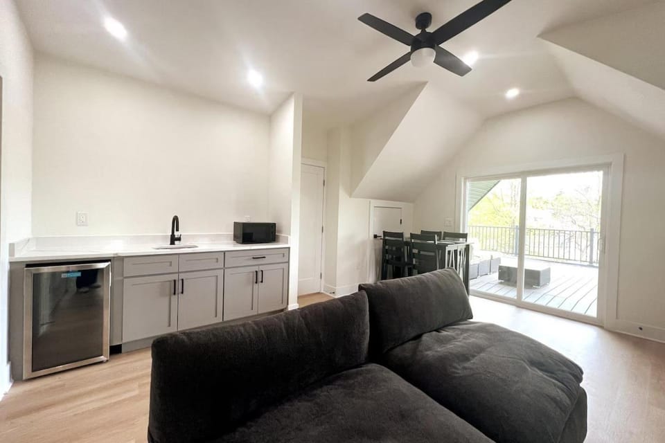 35 Owners Penthouse - 1 King Bed, Private Bathroom - Nonsmoking Bed and Breakfast in Arlington